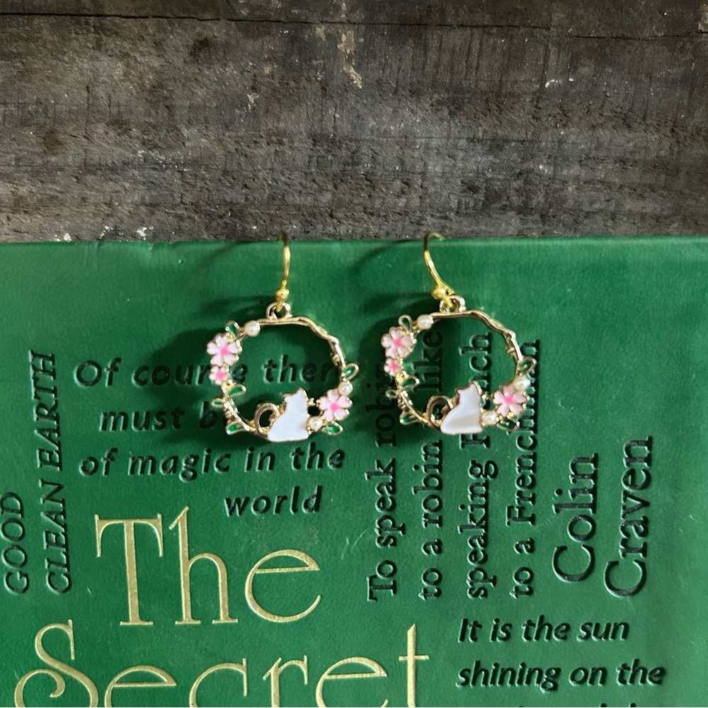 NWT White Kitten, Pink Flower, pearl and gold tone earrings.